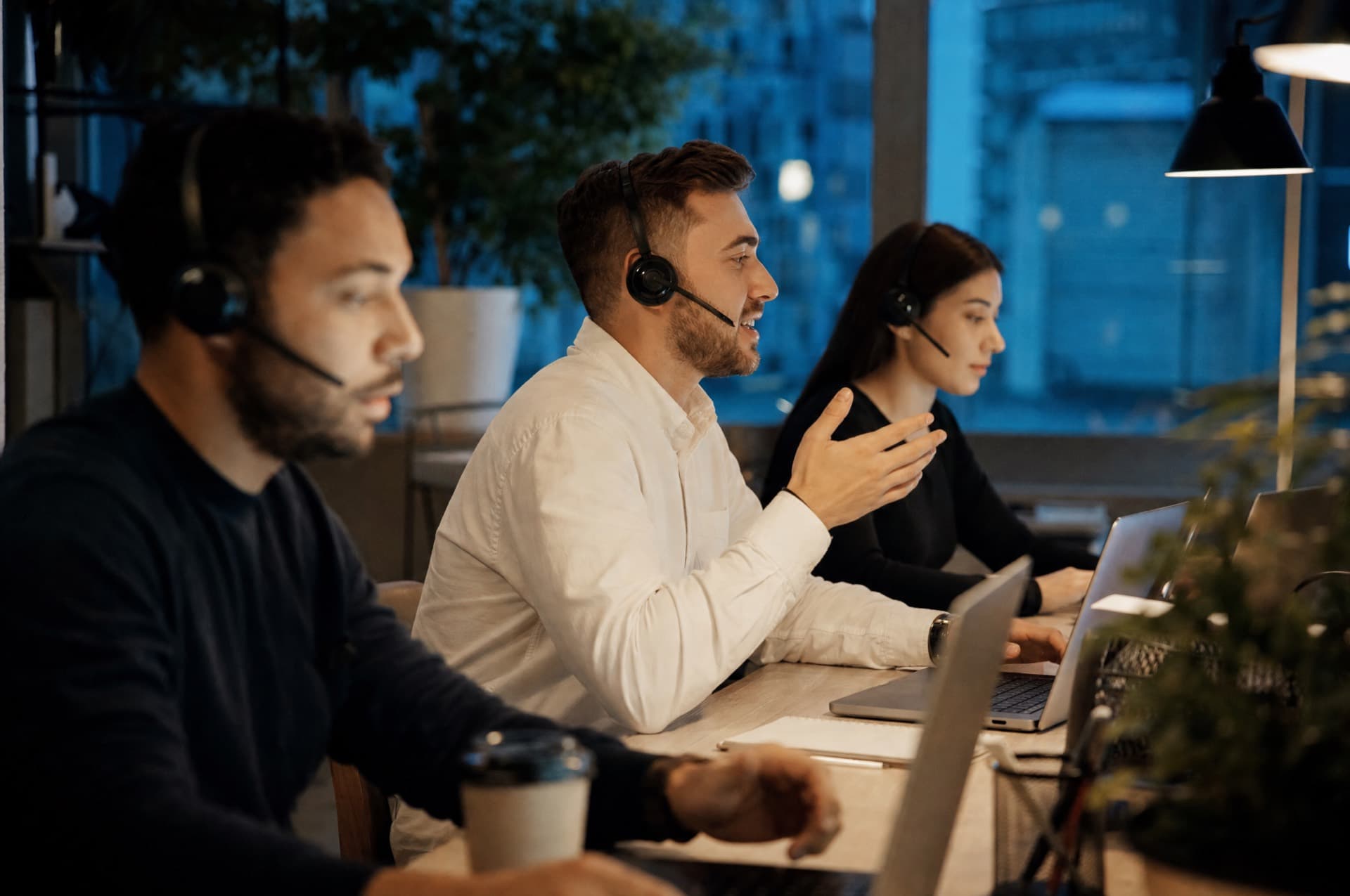 Un pequeño equipo trabajando por teléfono en un escritorio compartido.